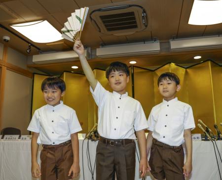 京都・祇園祭の「山鉾巡行」で長刀鉾に乗る稚児に決まった長谷航太郎さん（中央）。両隣は禿に決まった長谷恭佑さん（右）と築地啓太さん＝５日午後、京都市