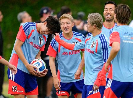 事前合宿で笑顔を見せる堂安（左から２人目）。右奥は吉田＝モンテレイ近郊（共同）