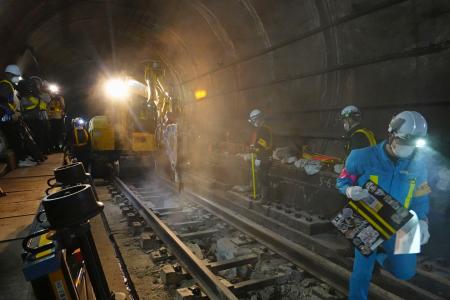 ＪＲ横須賀線東京―品川間の地下トンネル内でレールの交換作業をする作業員＝６日午前