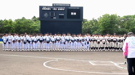 長嶋茂雄さんの追悼試合で黙とうする千葉・佐倉高と埼玉・熊谷高のナインら＝６日、千葉県佐倉市長嶋茂雄記念岩名球場