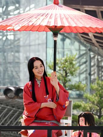 「百万石まつり」で沿道の観客に手を振る俳優の菅井友香さん＝６日午後、金沢市