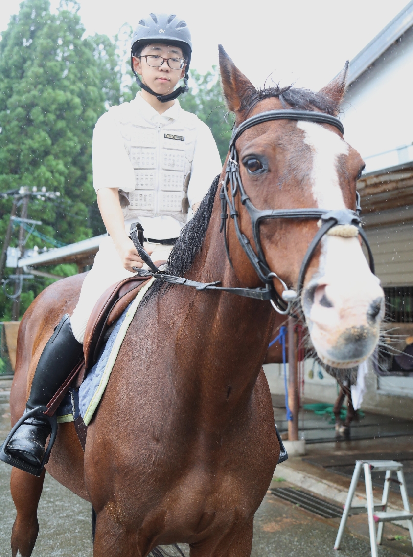 １年生４人のデビュー戦を制した小野とアンクールトレジャー号＝恵藤建設馬術場、撮影・首藤福功