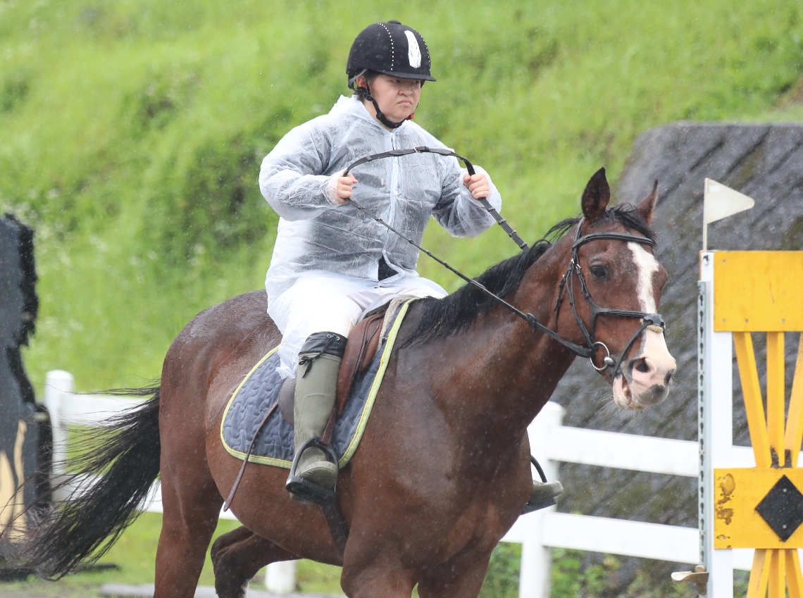 【個人ジムカーナ】真剣なまなざしで手綱を握る三重総合の城川＝恵藤建設馬術場、撮影・首藤福功