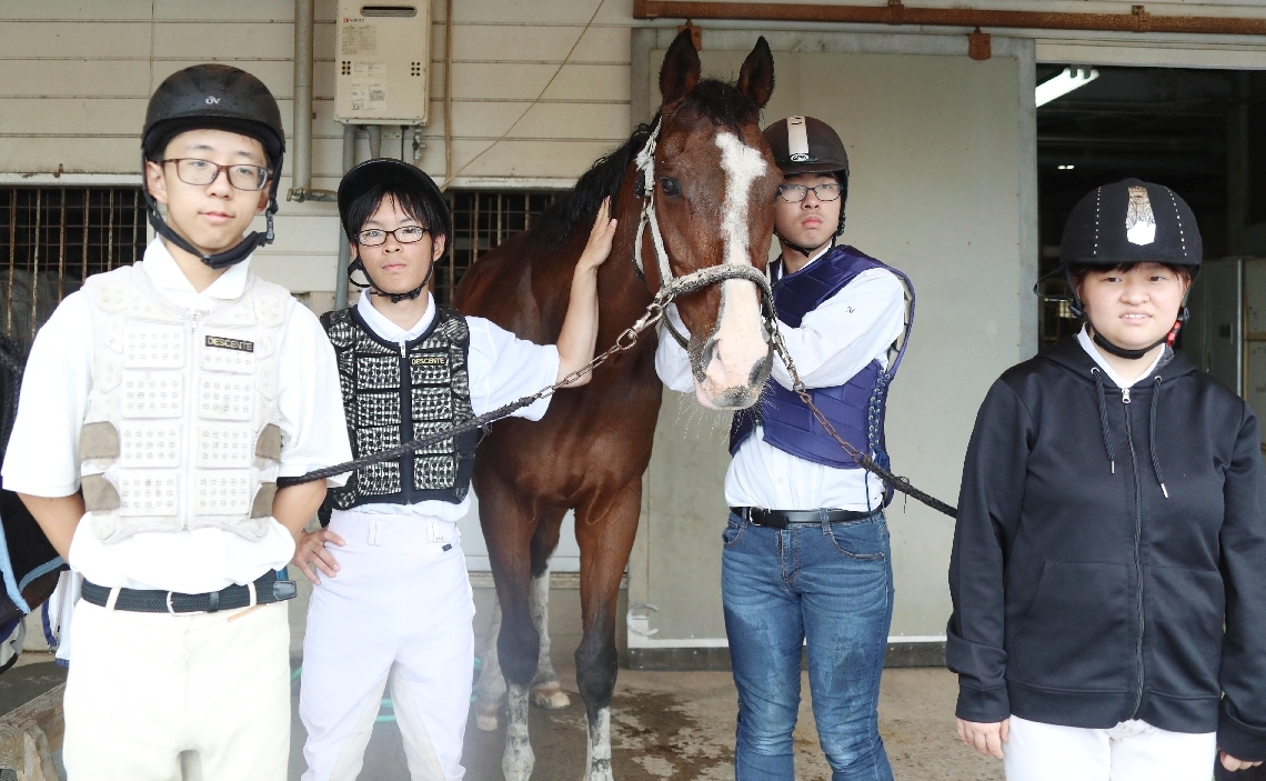 タイムを競うジムカーナに三重総合の１年生４人が出場。それぞれアンクールトレジャー号（中央）を操った。左から小野、大田、佐々木、城川