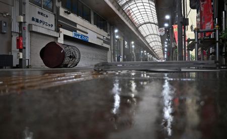 大雨の影響で水たまりができた宮崎市内の繁華街＝７日午前