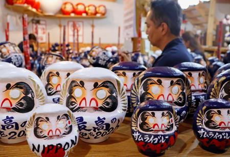 サッカーＷ杯北中米３カ国大会に合わせ作られた「今井だるま店ＮＡＹＡ」の必勝祈願だるま＝５月、群馬県高崎市