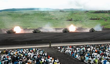 陸上自衛隊の「富士総合火力演習」で射撃練習する戦車＝７日午前、静岡県の東富士演習場