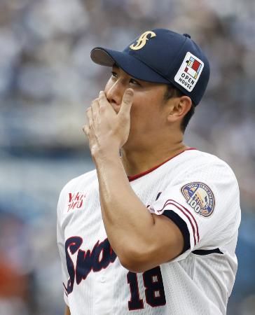 ５回を投げ終え、厳しい表情でベンチに戻るヤクルト・奥川。降板した＝神宮