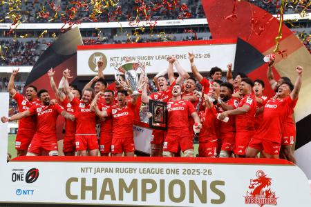 東京ベイを破り初優勝し、喜ぶ神戸の選手たち＝７日、東京・ＭＵＦＧスタジアム