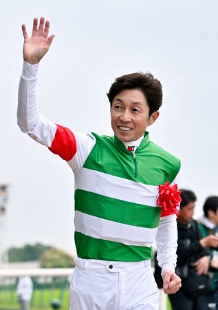 第７６回安田記念をシックスペンスで制した武豊騎手。５７歳２カ月での勝利は中央Ｇ１最年長記録となった＝東京競馬場