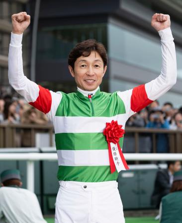 第７６回安田記念をシックスペンスで制した武豊騎手。５７歳２カ月での勝利は中央Ｇ１最年長記録となった＝東京競馬場
