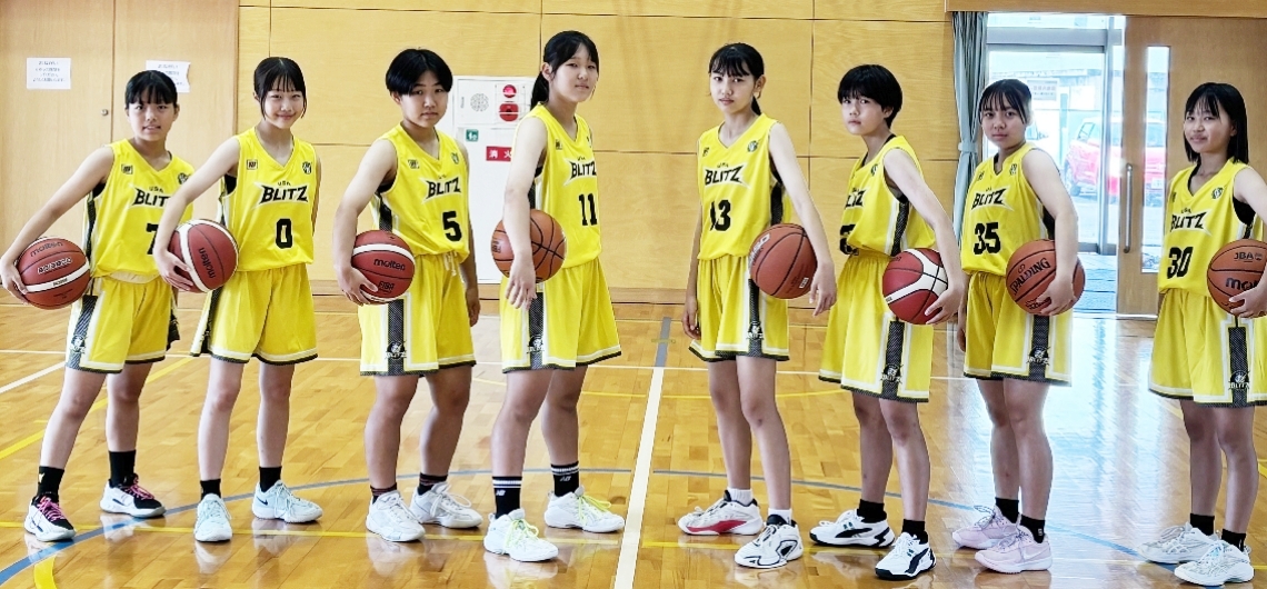 宇佐市初の女子バスケ地域クラブ。現在は８人が練習に励んでいる＝北部中体育館