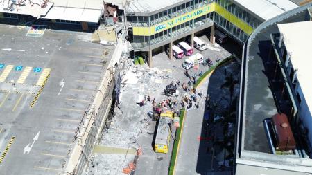 フィリピンのミンダナオ島で、損壊した建物近くに集まった救急隊員ら＝８日、ジェネラルサントス（ＧｅｎＳａｎ　ＤＥＶ提供、ロイター＝共同）