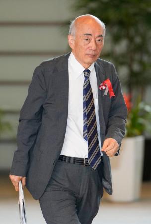 安保関連３文書改定に関する有識者会議出席のため、首相官邸に入る座長の佐々江賢一郎元外務事務次官＝８日午後