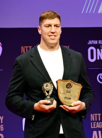 リーグワンの年間表彰式でＭＶＰに輝いた神戸のブロディ・レタリック＝８日、東京都内