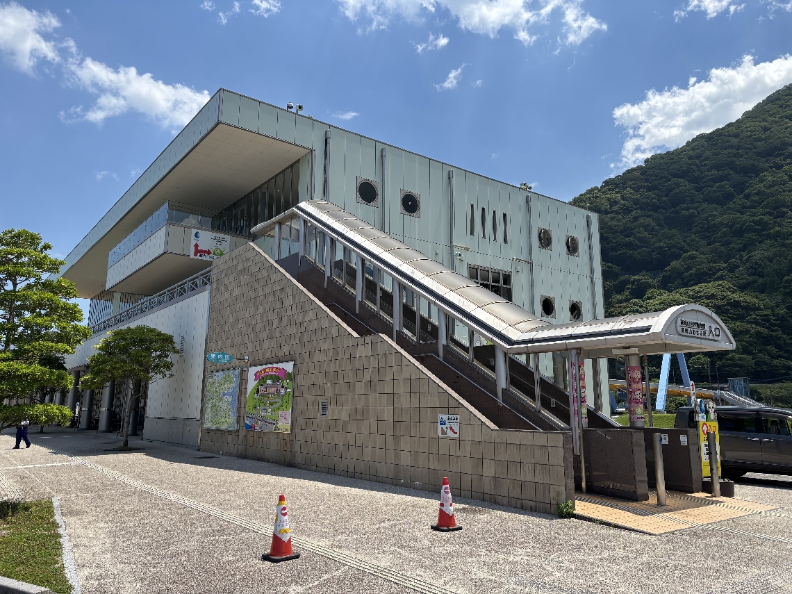 初めてプロレスの試合が行われる高崎山自然動物園おさる館＝大分市神崎