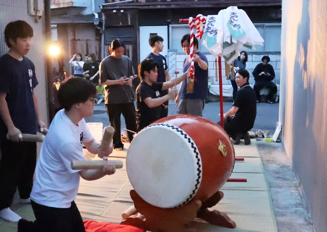 練習に打ち込む新町の若衆ら＝臼杵市