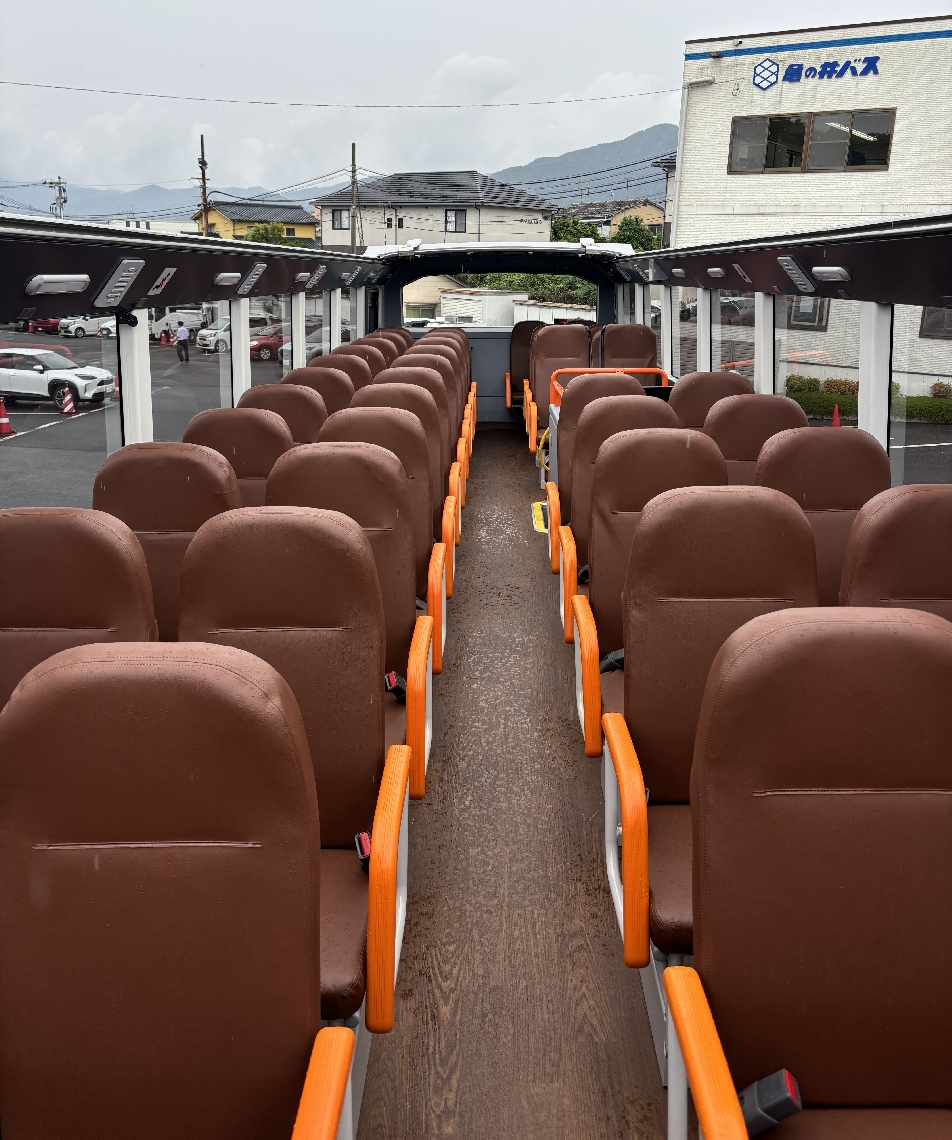 オープントップバスの車内