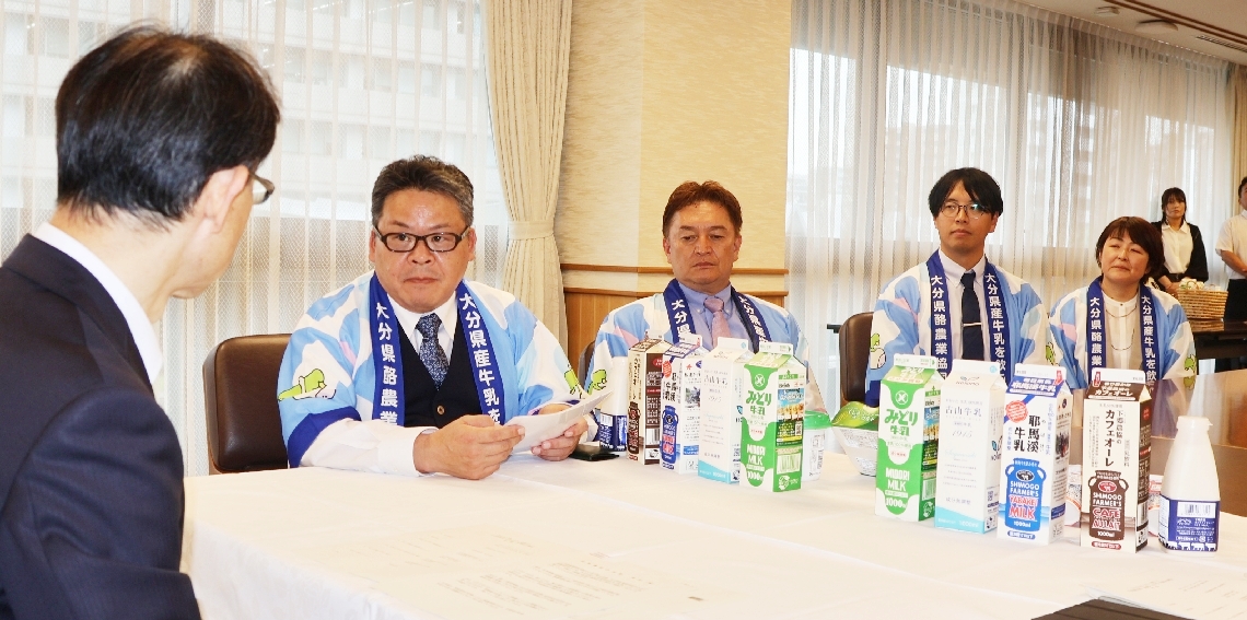 佐藤知事（左端）に現状を説明する本川和幸代表理事組合長（左から２人目）