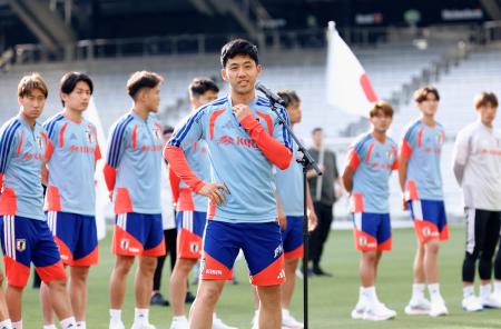 ナッシュビルでの初練習を前にスタンドにあいさつする遠藤（共同）