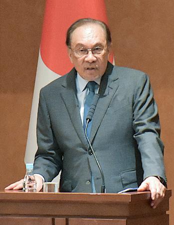 東京大本郷キャンパスで、ＡＩの発展をテーマに講演するマレーシアのアンワル首相＝９日午前、東京都文京区
