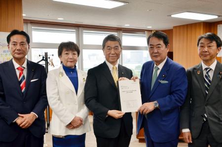 牧野防災庁設置準備相（右から２人目）に要望書を手渡す宮城県の村井嘉浩知事（中央）ら＝９日午後、東京都千代田区