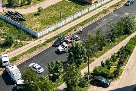 ９日、車が爆発したモスクワ東部郊外の現場（タス＝共同）