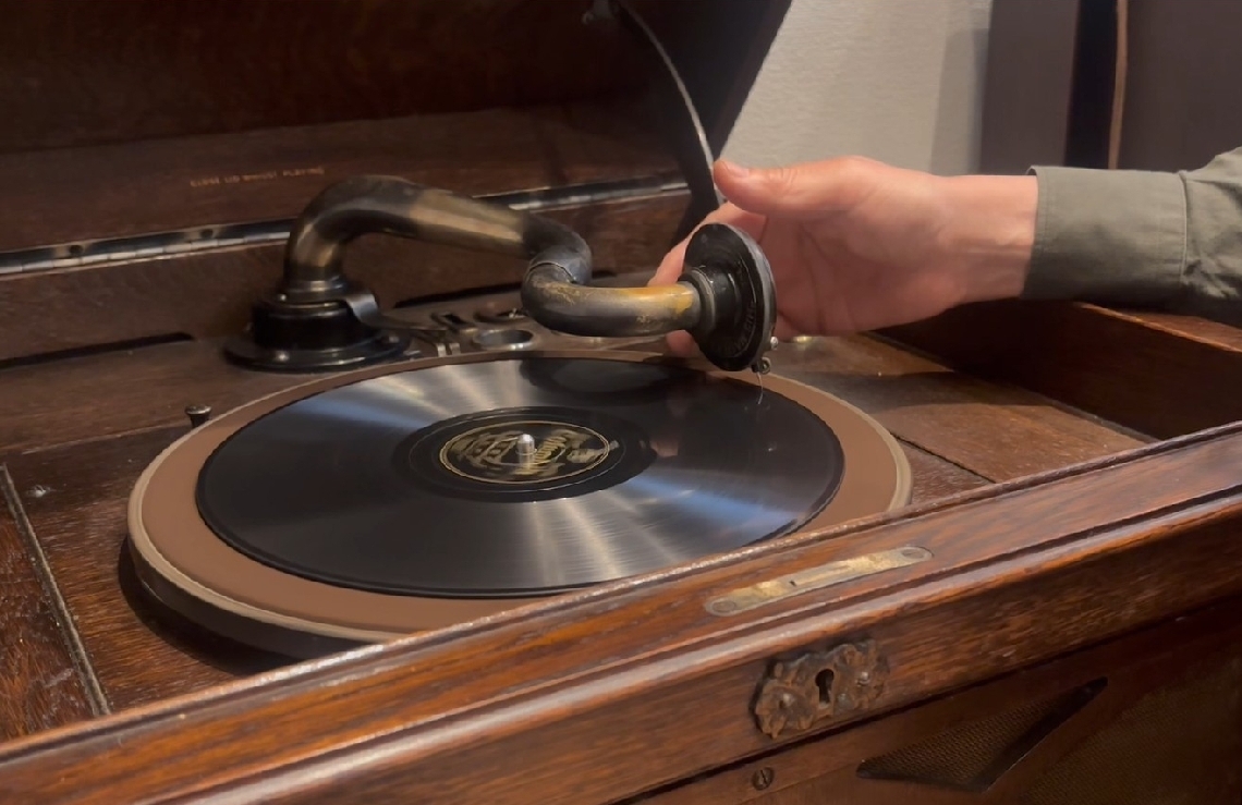１９３５年発売の「大分県行進曲」のレコードを、１９２８年製の蓄音機で再生した。その音色は……＝５月、由布市湯布院町の「梅屋」