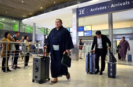 大相撲パリ公演に向け、フランスのシャルル・ドゴール空港に到着した横綱豊昇龍＝９日、パリ近郊（共同）