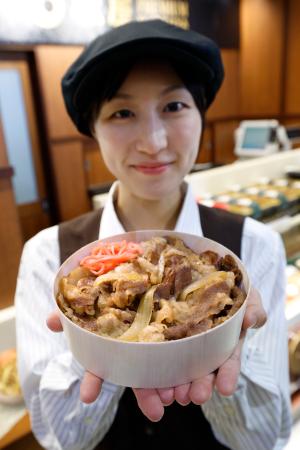「松屋ＰＲＥＭＩＵＭ」の店舗で提供される牛めし＝１０日午前、東京・銀座