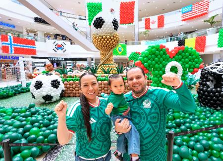 サッカーＷ杯北中米３カ国大会の開幕を控えた開催都市の一つ、メキシコ・グアダラハラ。近郊のショッピングモールは派手なバルーンアートで飾られ、メキシコ代表ユニホーム姿の家族連れも盛り上がっていた＝８日（共同）