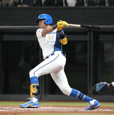 ７回日本ハム１死二、三塁、水谷が左前に勝ち越し２点打を放つ＝エスコンフィールド