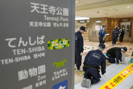 ＪＲ天王寺駅付近の地下街で女性が刺された現場周辺を調べる大阪府警の捜査員＝１０日午後９時３２分、大阪市