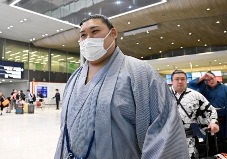 大相撲パリ公演に向け、フランスのシャルル・ドゴール空港に到着した横綱大の里＝１０日、パリ近郊（共同）