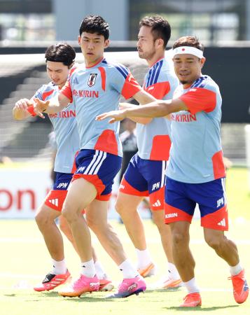 オランダ戦に向け調整する遠藤（左から２人目）ら＝ナッシュビル近郊（共同）