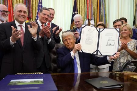 米ホワイトハウスで、不法移民対策費用を確保する内容の法案に署名したトランプ大統領（中央）＝１０日（ゲッティ＝共同）
