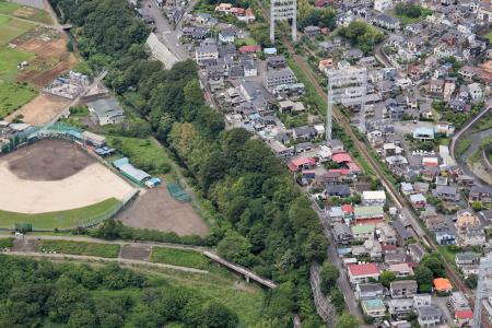 女子高生の遺体が見つかった相模原市南区の河川敷＝１１日午後０時５６分（共同通信社ヘリから）