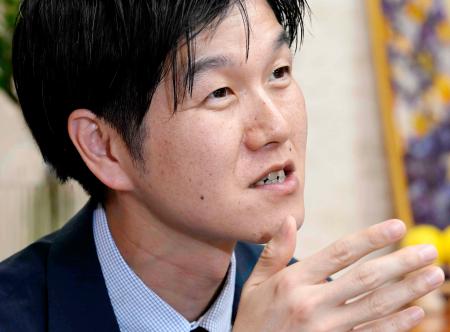 インタビューに答える鈴木農相＝１１日午後、農水省