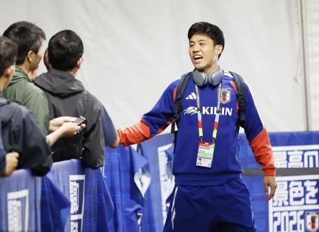 １０日、サッカーＷ杯北中米３カ国大会１次リーグのオランダ戦に向けた練習を終え、引き揚げる遠藤航＝ナッシュビル近郊（共同）