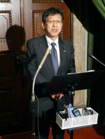 記者会見する松本サイバー安保相＝１２日午前、国会