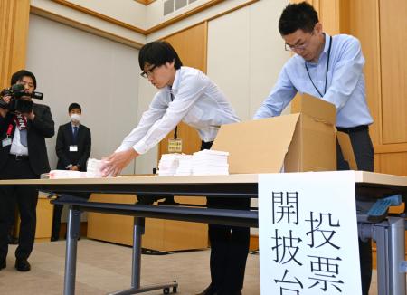栃木県那須町長選で落選した新人の異議申し立てを受け、調査を行う県選管関係者＝５月、栃木県庁