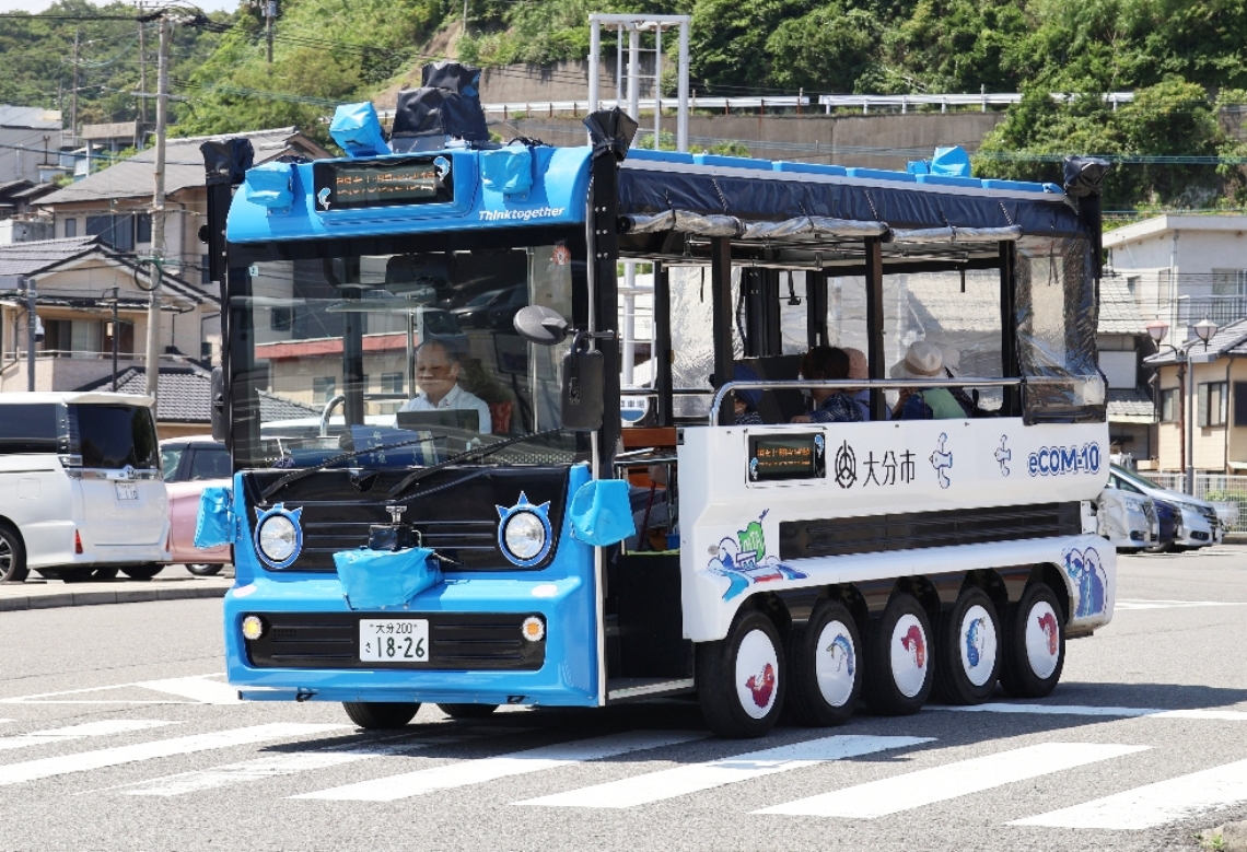 佐賀関地域で運行する低速電動バス＝大分市佐賀関