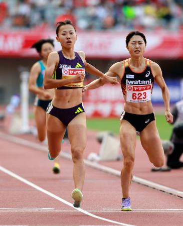 女子８００メートル決勝　ゴールする久保凜（左）と塩見綾乃＝パロマ瑞穂スタジアム