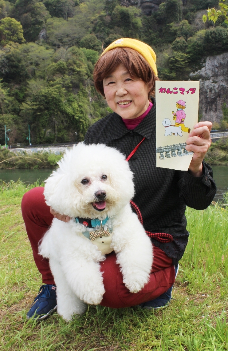 「愛犬と本耶馬渓歩きを楽しめます」とマップをＰＲする吉武隆善副委員長＝中津市曽木