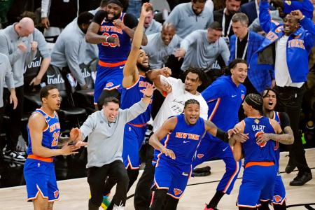 スパーズとのＮＢＡ決勝第５戦で優勝を決め、喜ぶニックスの選手たち＝テキサス州サンアントニオ（ＡＰ＝共同）