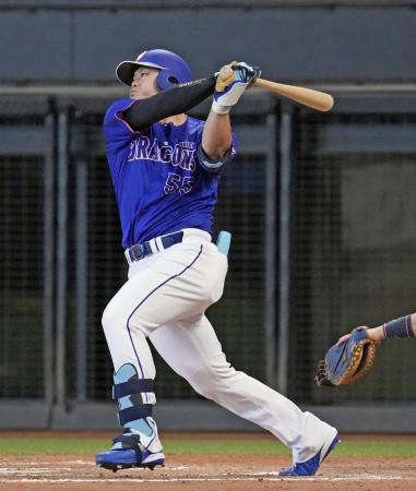 ７回中日１死一塁、細川が左中間に決勝となる勝ち越し２ランを放つ＝エスコンフィールド