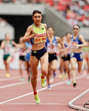 女子１５００メートル決勝　ゴールする田中希実＝パロマ瑞穂スタジアム