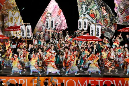 「ＹＯＳＡＫＯＩソーラン祭り」で大賞に選ばれ演舞する「グラフィックホールディングスｐｒｅｓｅｎｔｓ倭奏」＝１４日夜、札幌市中央区