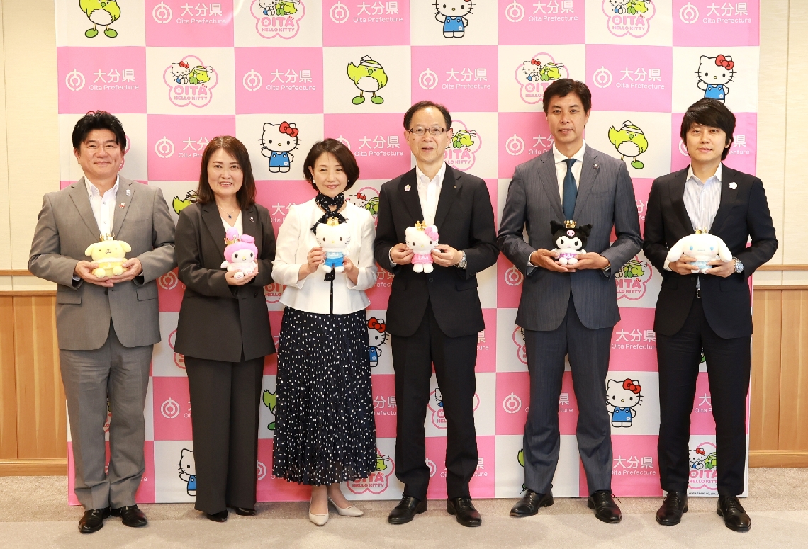 写真撮影に応じる関係者