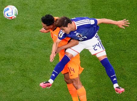 日本―オランダ　前半、競り合う佐野（右）＝ダラス（共同）